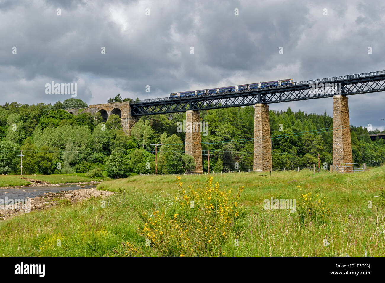 FINDHORN viadotto ferroviario TOMATIN Scozia treni passeggeri BRITISH RAIL attraversando il ponte Foto Stock