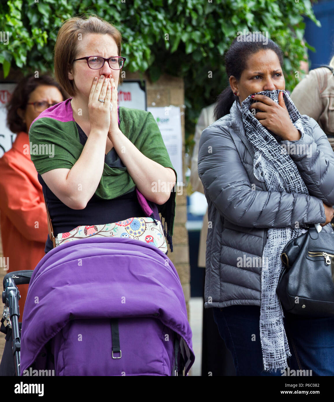 Il primo anniversario del 24 piani Grenfell a torre dell'edilizia pubblica appartamenti fire quale rivendicato 72 vive. La Comunità si è riunita in un minuto di silenzio è stato trattenuto per onorare i morti, South Kensington, Londra, Regno Unito, 14 giugno 2018. Foto Stock