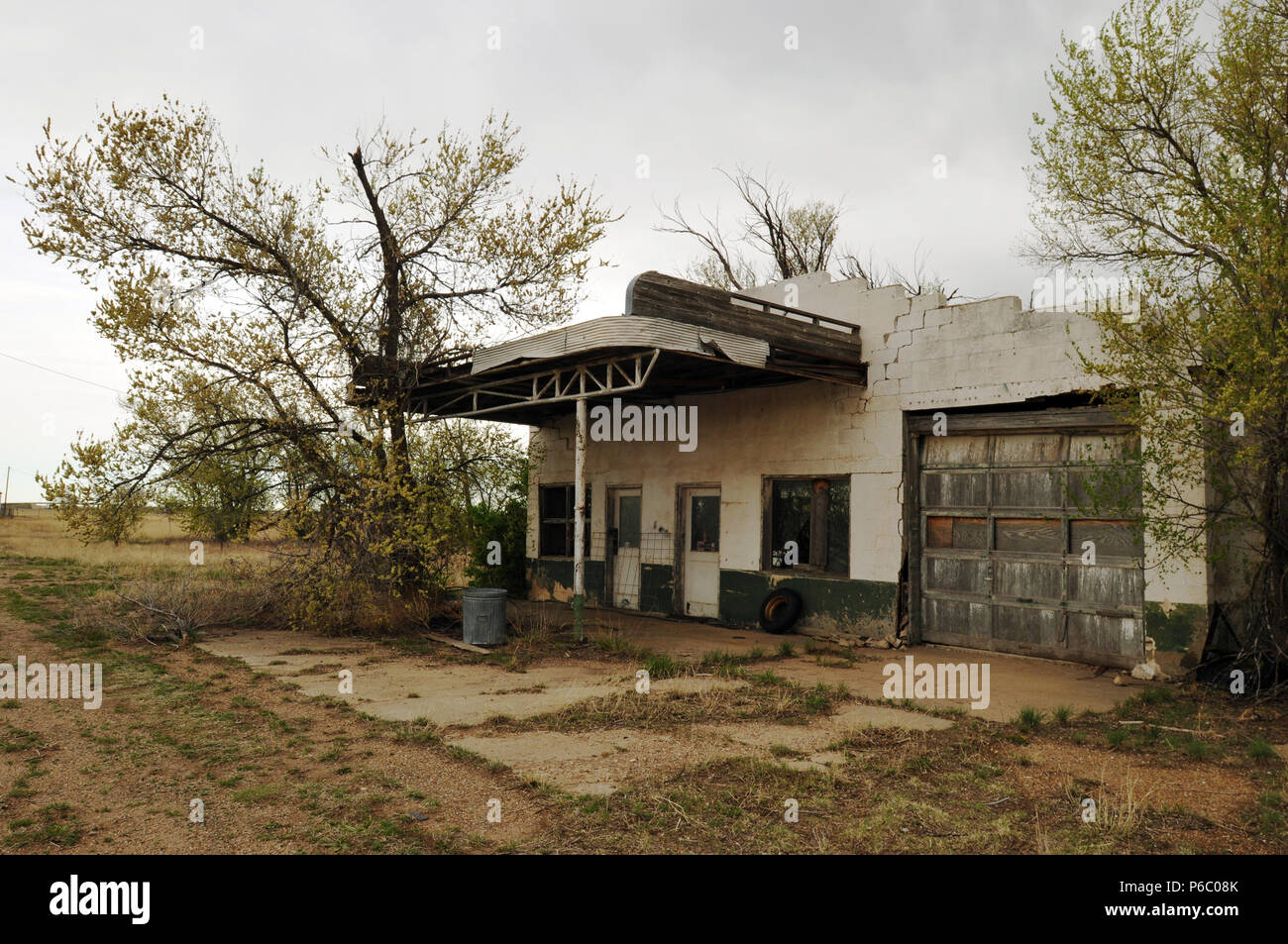 Un abbandonata la stazione di gas e garage lungo la vecchia strada 66 nella città di Adrian, Texas, il punto mediano del leggendario cross-country road. Foto Stock