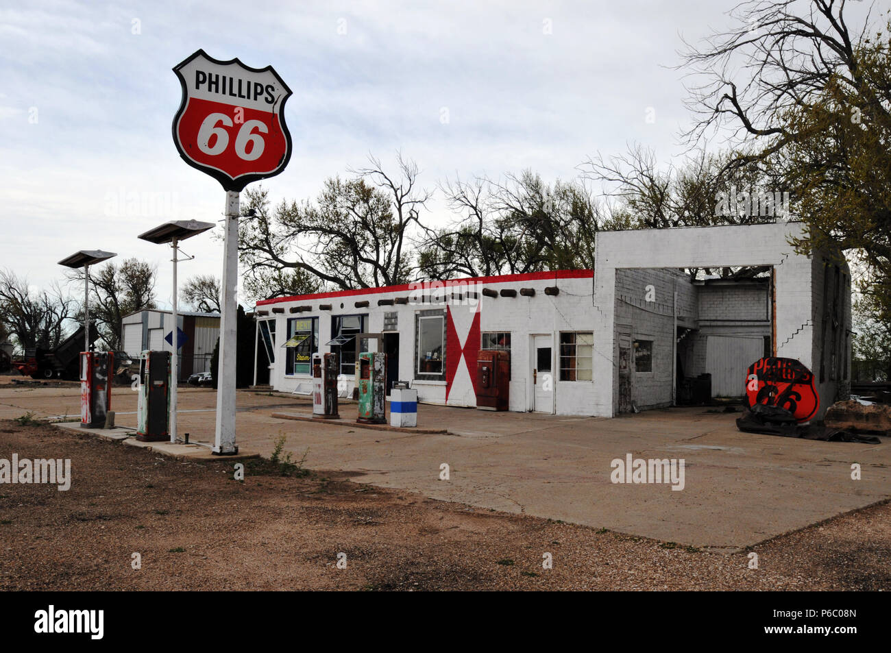 Un vecchio Phillips 66 stazione di gas e garage nel percorso 66 città di Adrian, Texas, il punto centrale sulla leggendaria cross-country road. Foto Stock