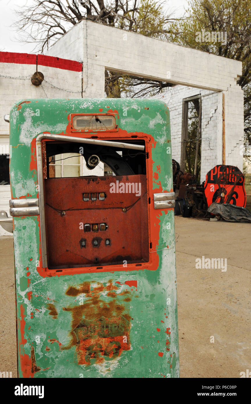 Un vintage gas pompa sorge in un vecchio Phillips 66 stazione di gas e garage nel percorso 66 città di Adrian, Texas, il punto a metà strada sulla leggendaria strada. Foto Stock