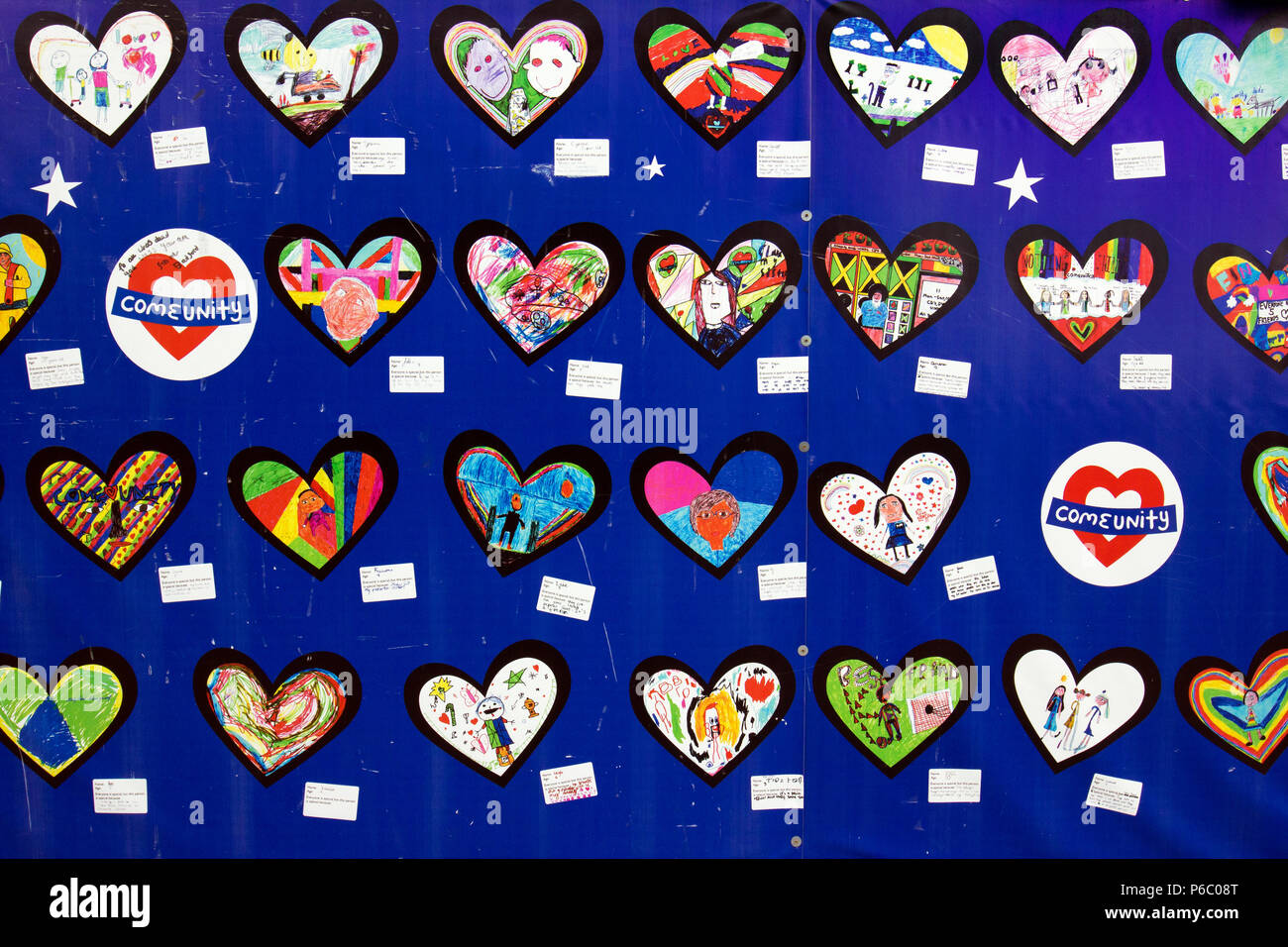 Il primo anniversario della torre Grenfell fire quale rivendicato 72 vive. Memorial Wall, South Kensington, Londra, Regno Unito, 14 giugno 2018. Foto Stock