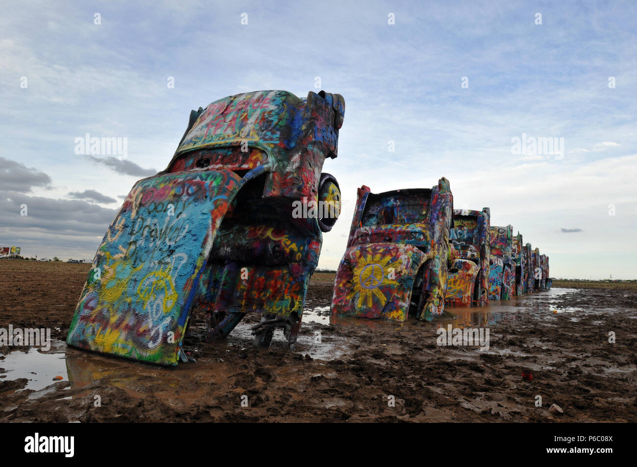 Cadillac Ranch, un arte di installazione lungo il percorso 66 in Amarillo, Texas. Essa è stata creata nel 1974 dall'arte collettivo di Ant Farm, utilizzando 10 Cadillac. Foto Stock