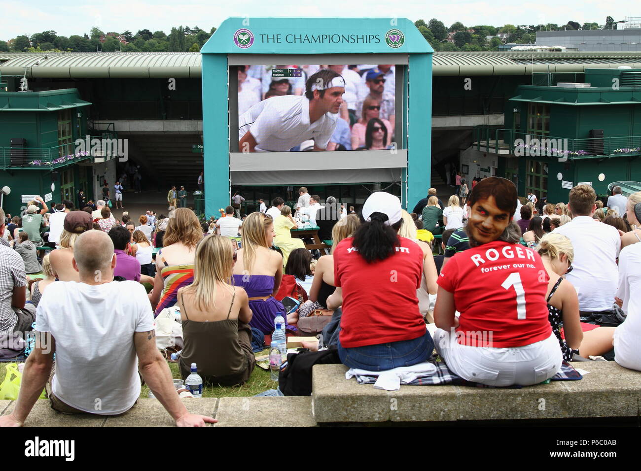Federer per sempre il nostro numero uno. Roger Federer tifosi su Henman Hill guardando il grande schermo a Wimbledon Lawn Tennis Championships . Foto Stock