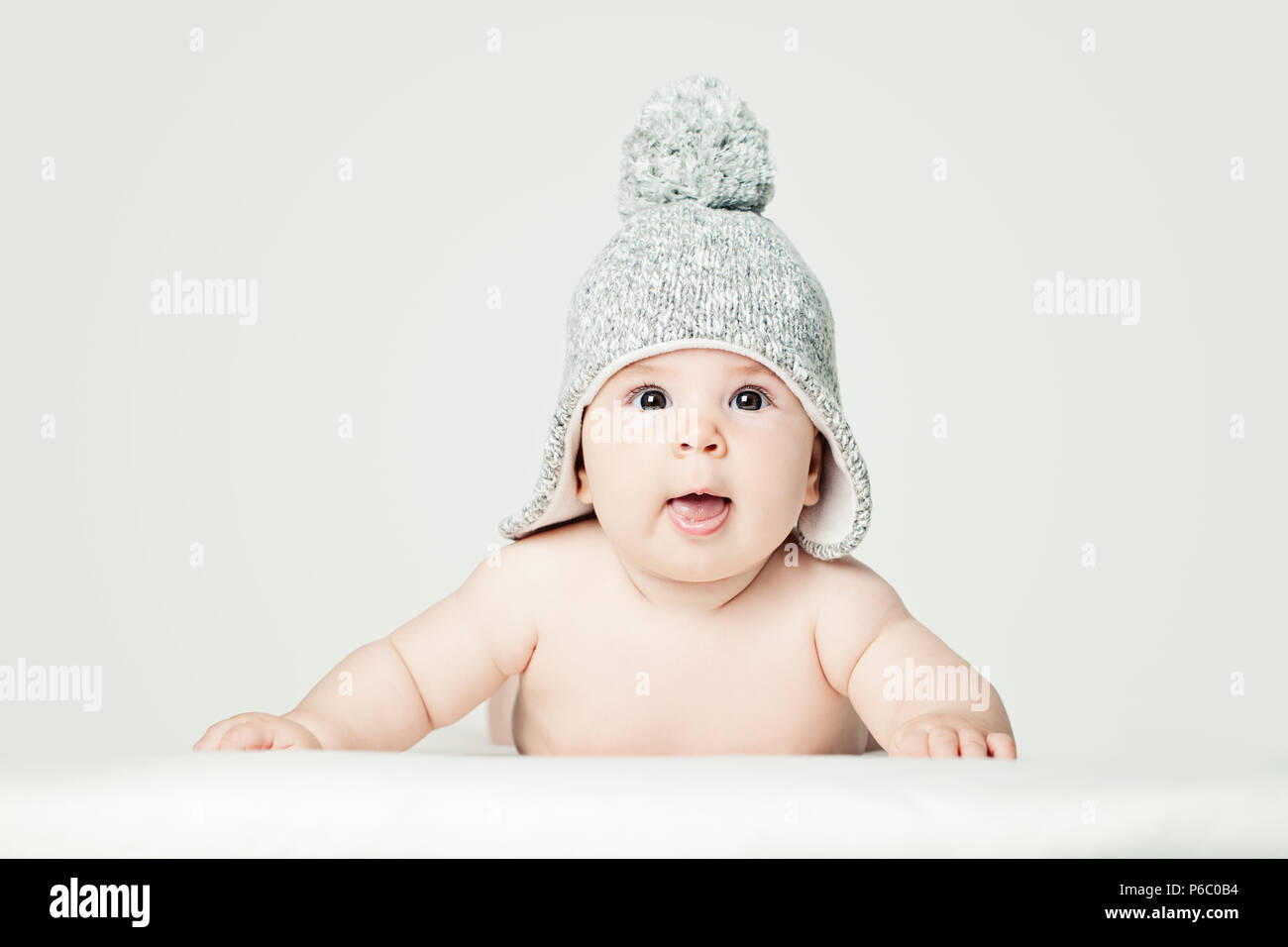 Allegro piccolo bimbo in maglia hat, ritratto. Felice piccolo bambino (3 mesi) Foto Stock