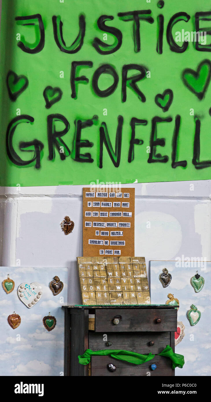 Il primo anniversario del 24 piani Grenfell a torre dell'edilizia pubblica appartamenti fire quale rivendicato 72 vive. Giustizia per Grenfell cartello in prossimità di un memoriale di fortuna sotto il cavalcavia Westway. South Kensington, Londra, Regno Unito, 14 giugno 2018. Foto Stock