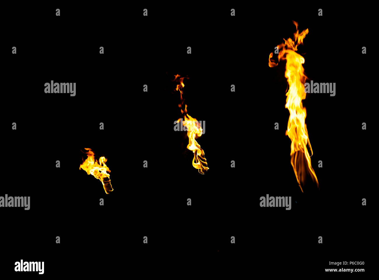 Tre fiamme di torce in scuro su uno sfondo nero, solo gli incendi è visibile Foto Stock