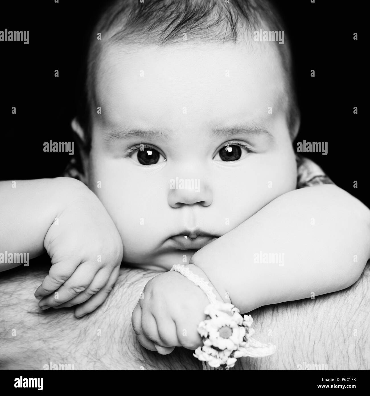 Carino neonato ragazza sulla sua mano del padre Foto Stock