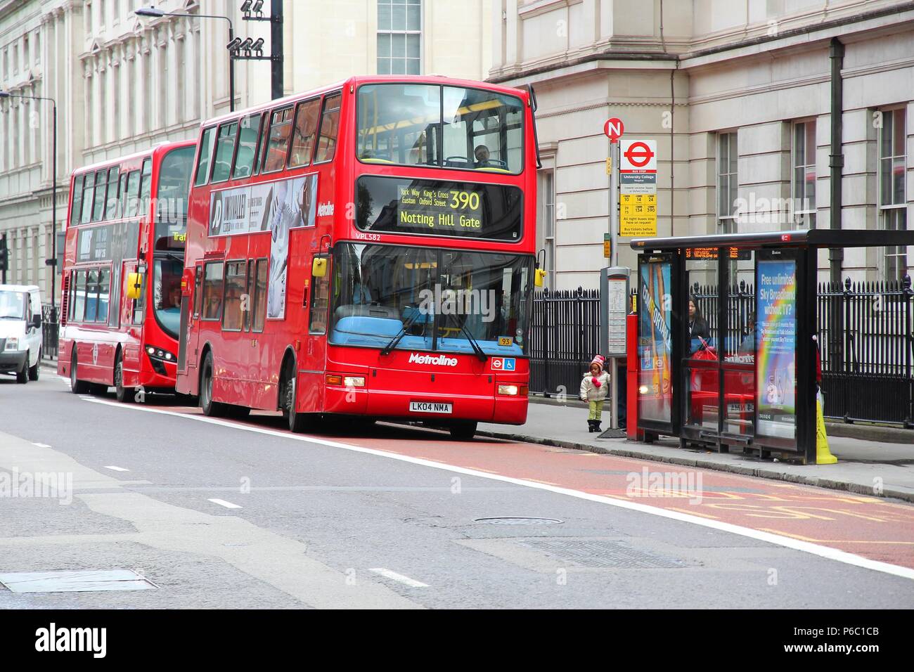Londra - 15 Maggio: persone ride gli autobus di Londra il 15 maggio 2012 a Londra. Come del 2012, LB serve 19.000 fermate di autobus con una flotta di autobus 8000. In un giorno della settimana 6 Foto Stock