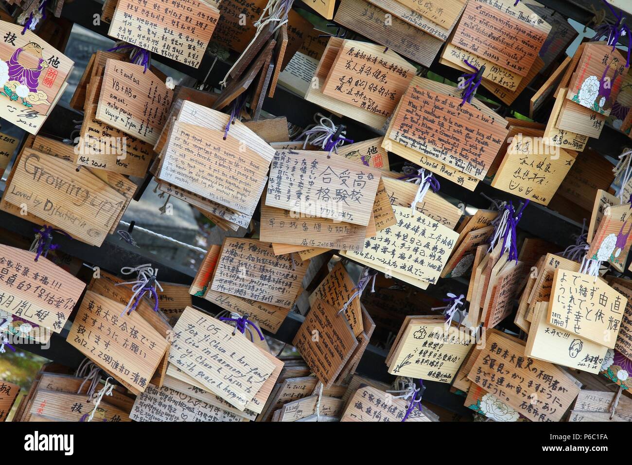TOKYO, Giappone - 12 Aprile 2012: Ema, tradizionale in legno schede di preghiera di fronte Ueno al Santuario di Toshogu in Taito ward di Tokyo. Kami (gli spiriti degli dei Foto Stock