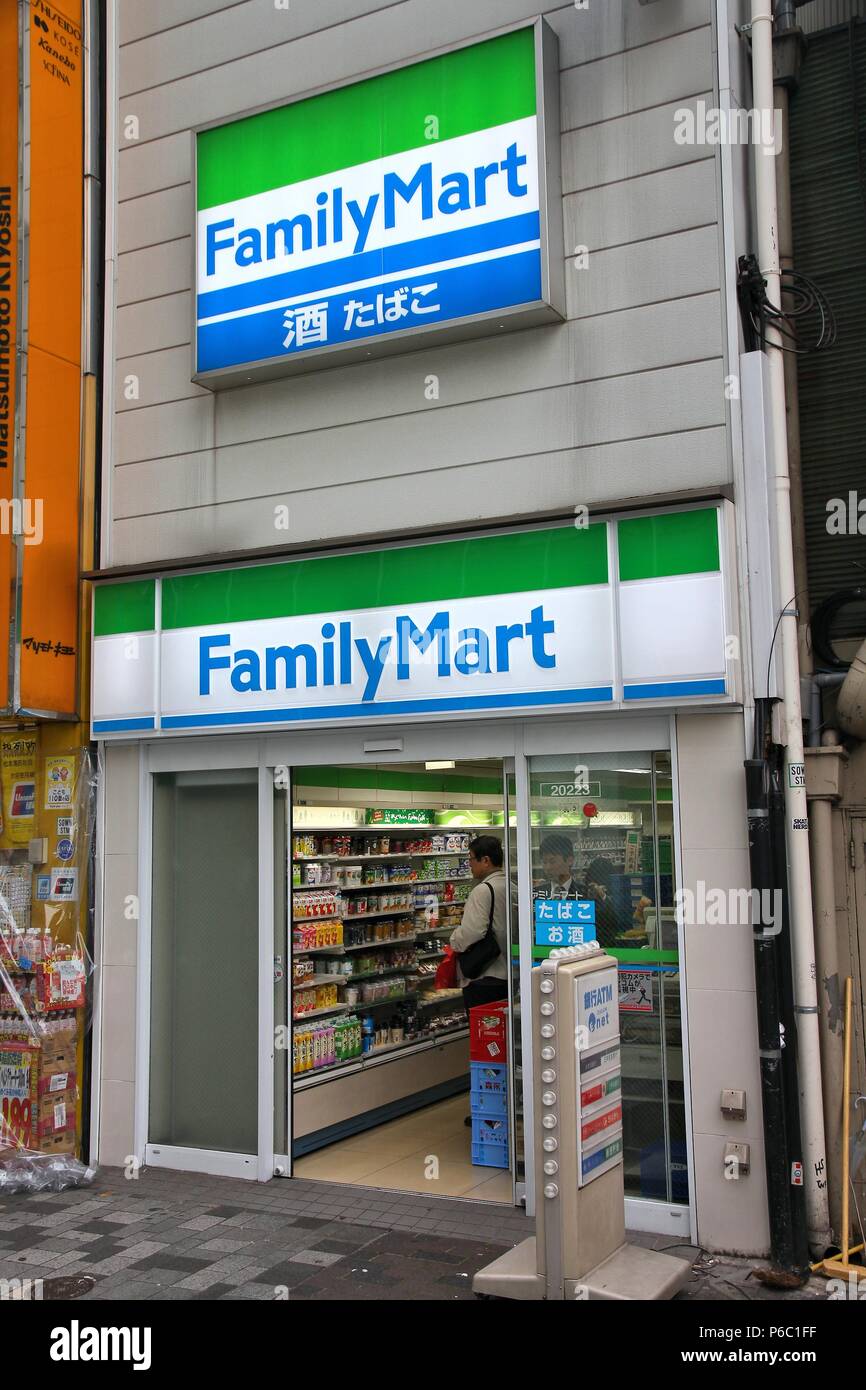 TOKYO, Giappone - 9 Maggio 2012: la gente visita Famiglia Mart convenience store in Tokyo. FamilyMart è uno del più grande deposito di convenienza le catene di franchising in Ja Foto Stock