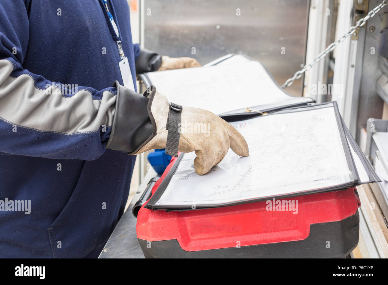 Ingegnere guardando i piani di installazione Foto Stock