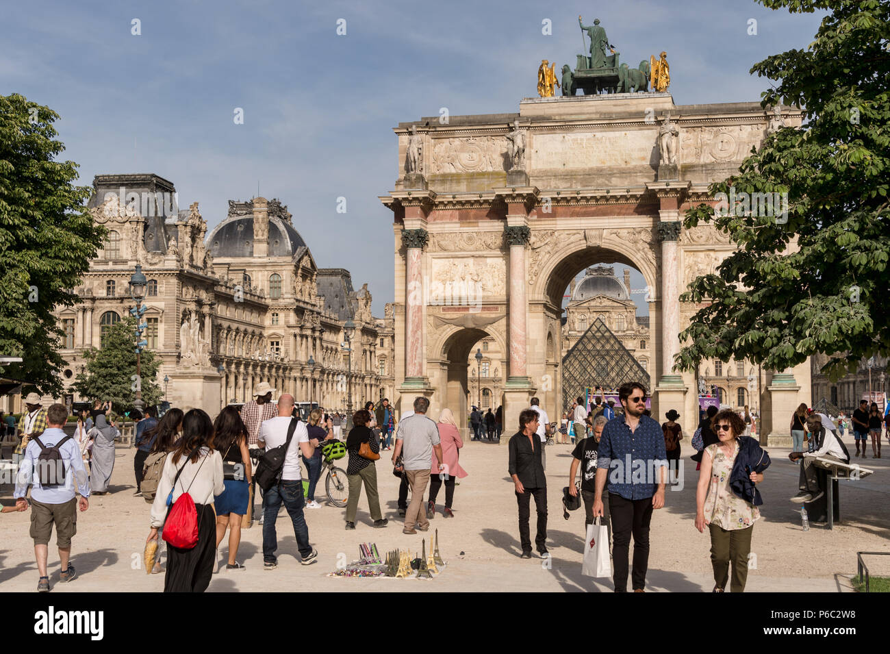 Parigi, Francia - 24 Giugno 2018: Giostra Arc de Triomphe, il museo del Louvre e la piramide Foto Stock