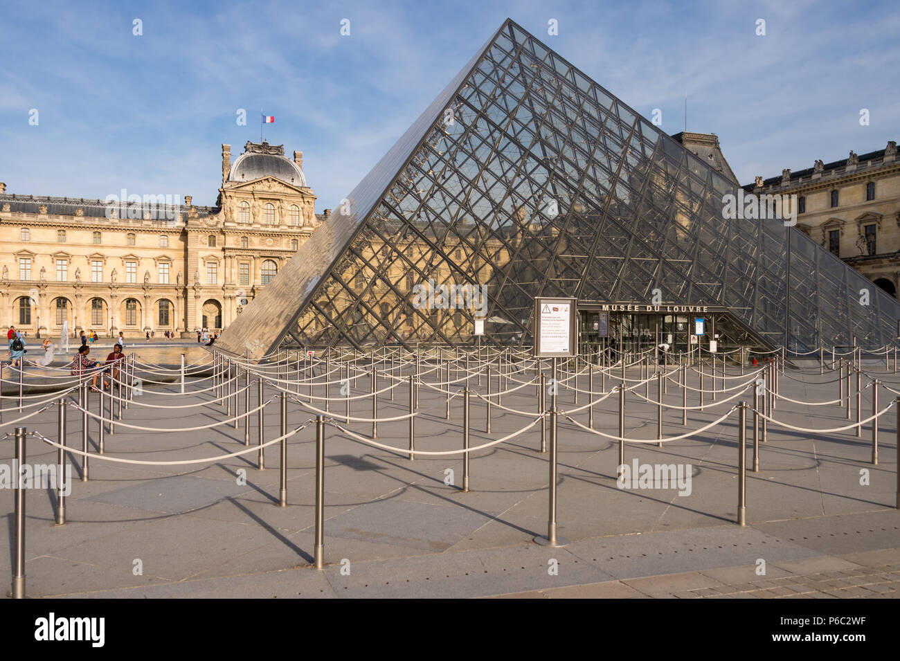 Parigi, Francia - 24 Giugno 2018: coda vuota linee in ingresso al museo del Louvre Foto Stock