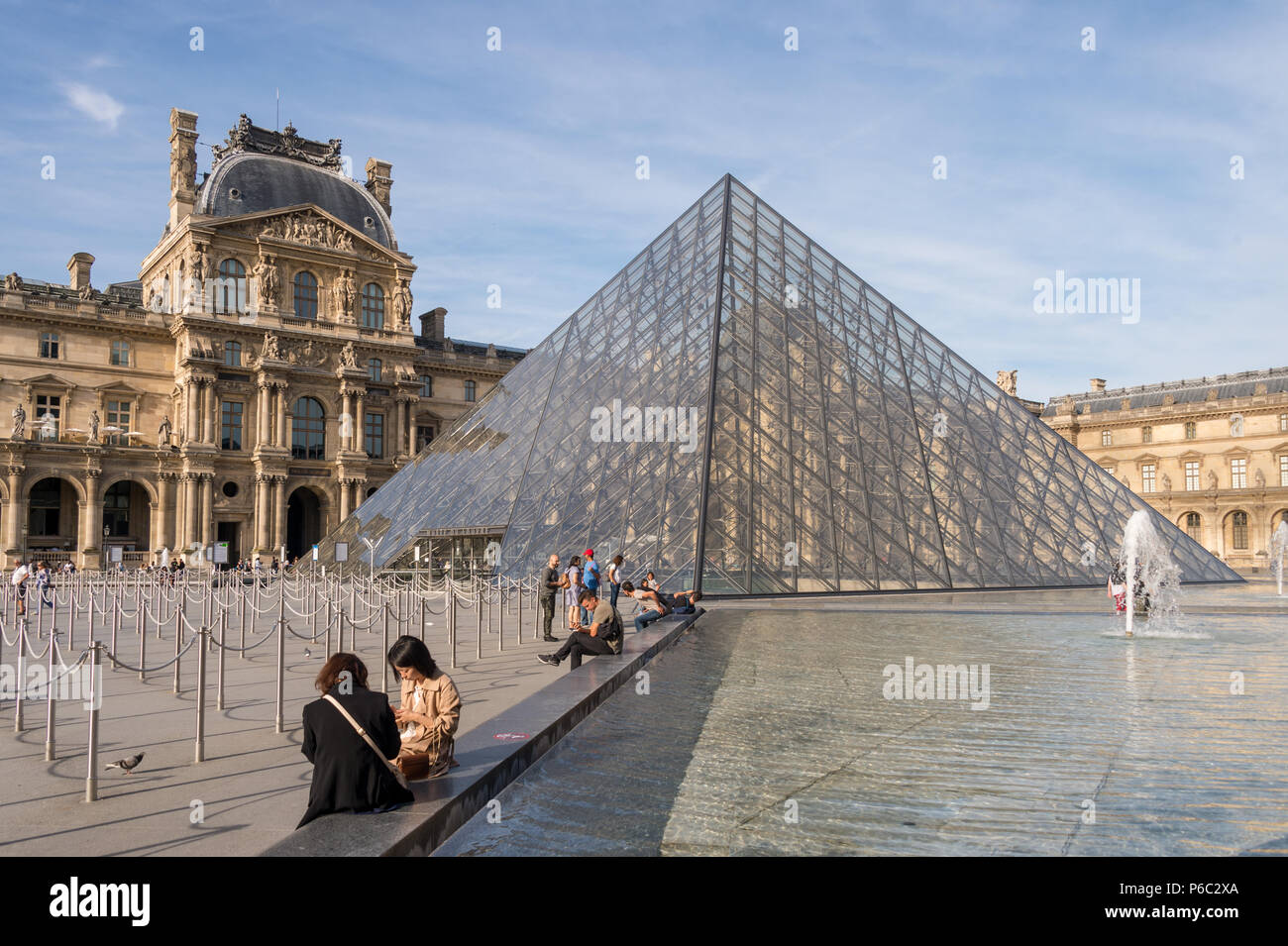 Parigi, Francia - 23 Giugno 2018: il museo del Louvre e la Piramide del Louvre in estate Foto Stock