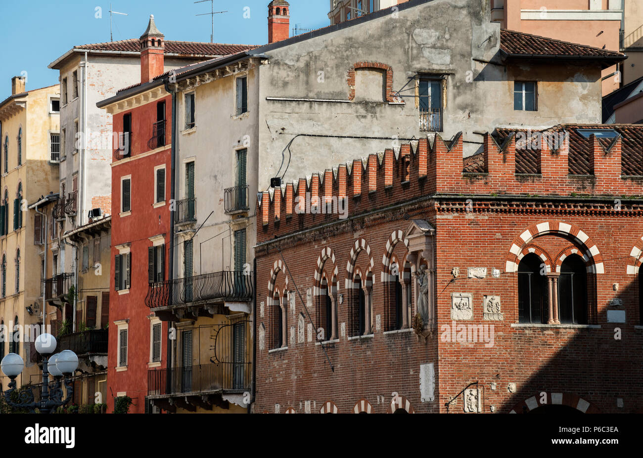 Verona è una città sul fiume Adige in Veneto, Italia, con circa 257,000 abitanti e uno dei sette capoluoghi di provincia della regione. Ho Foto Stock