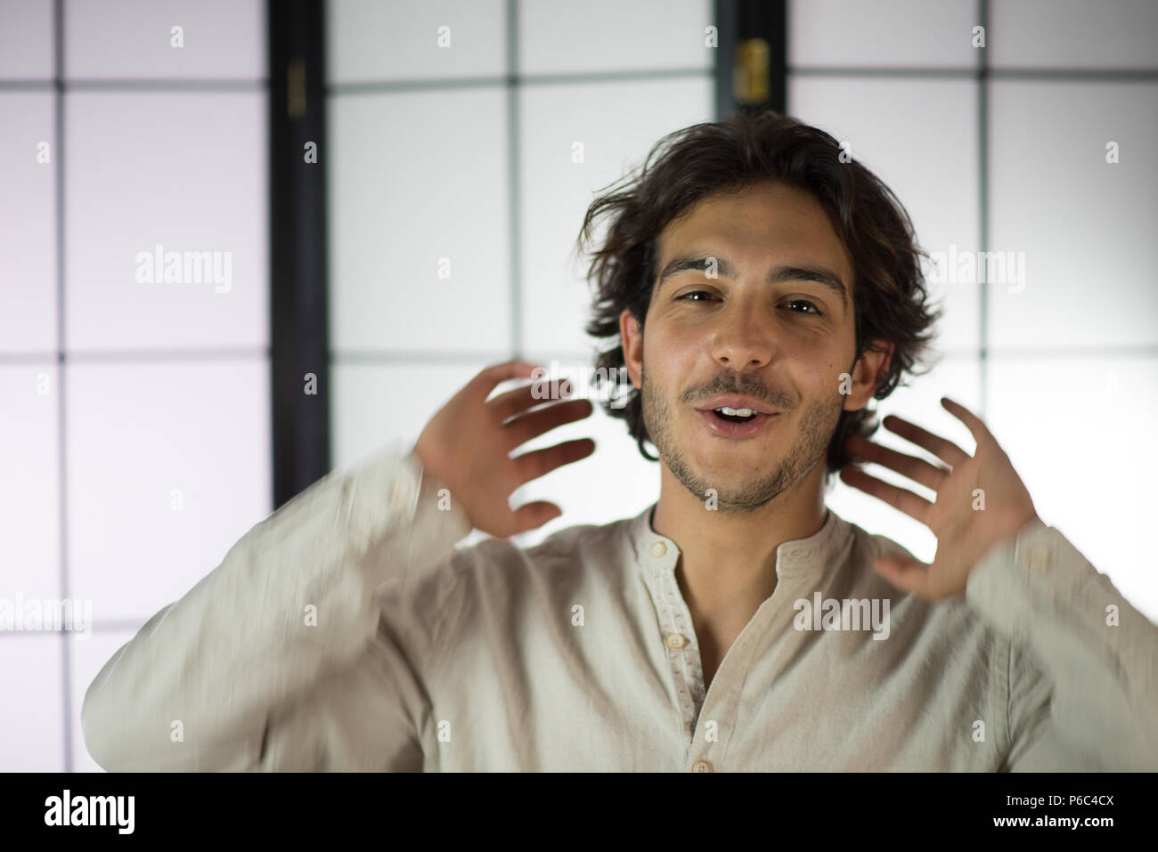 Chiusura del giovane uomo con i bracci sollevati Foto Stock