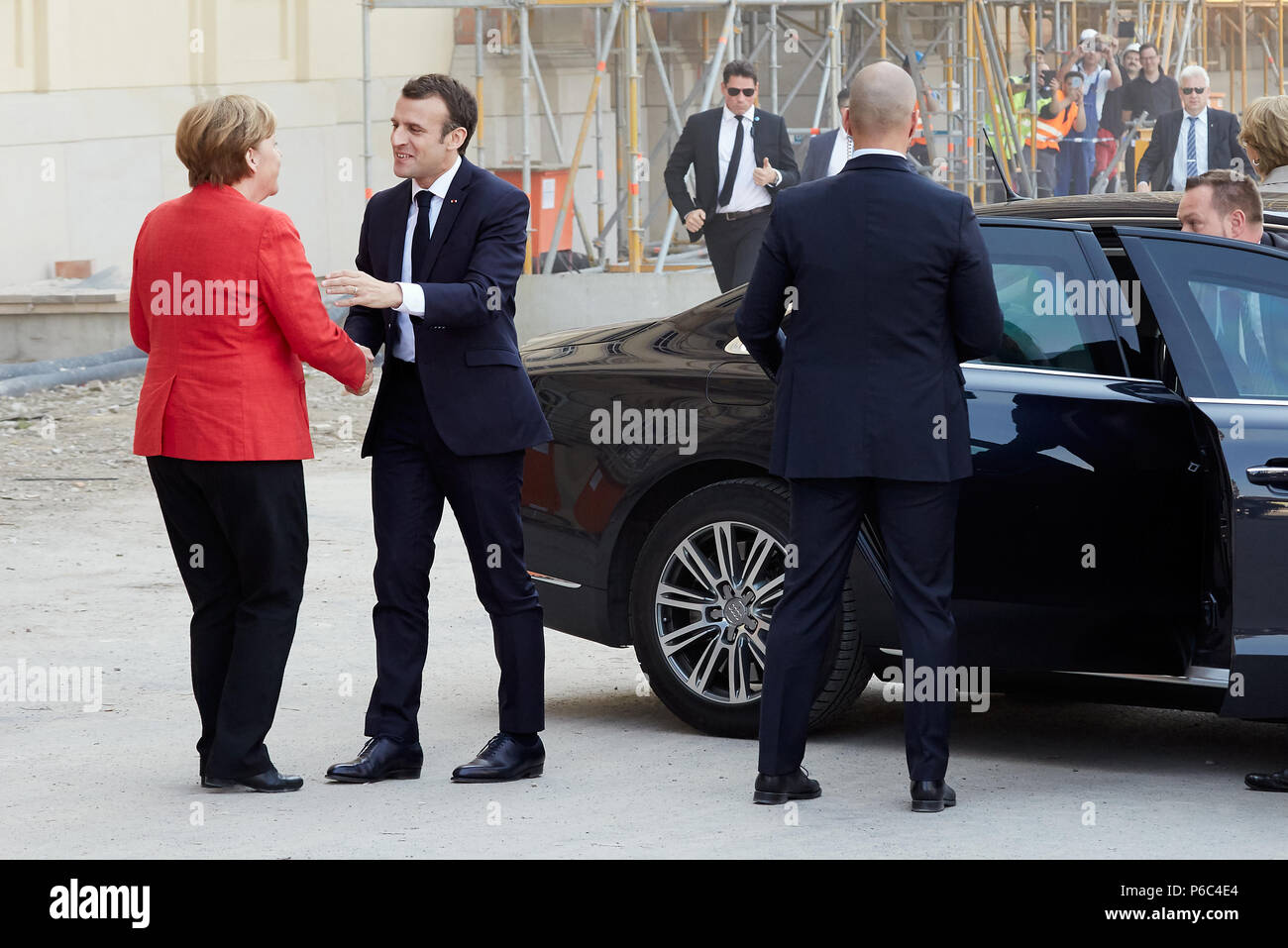 Berlino, Germania - Il Cancelliere Angela Merkel accoglie il Presidente francese Emmanuel Macron presso il cantiere per la costruzione della Humboldt Forum. Foto Stock