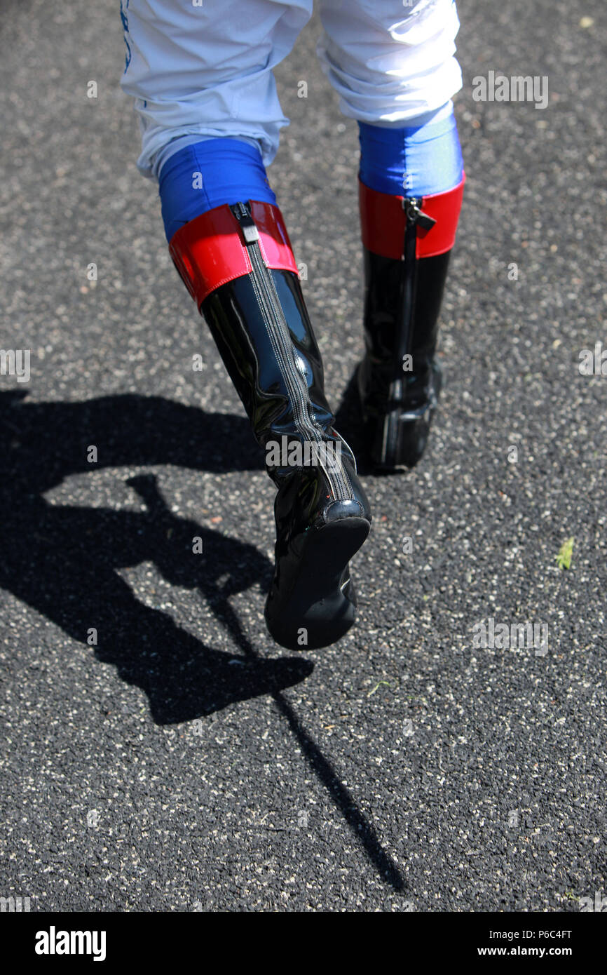 Ascot, Gran Bretagna, le gambe di un pilota di gara Foto Stock