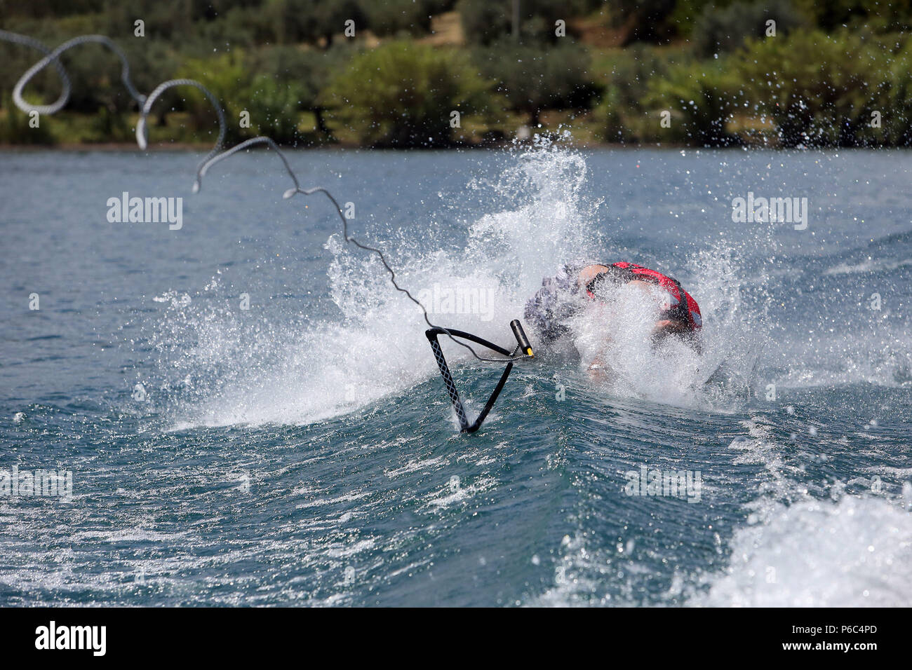 Capodimonte, Italia, ragazzo cade in acqua durante lo sci d'acqua sul lago di Bolsena Foto Stock