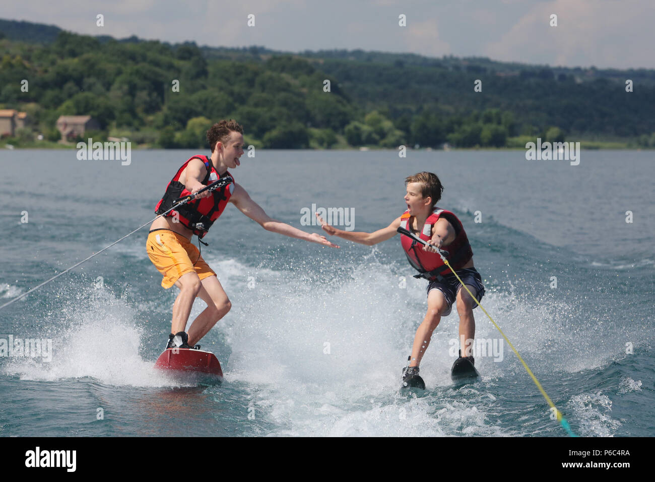 Capodimonte, Italia, ragazzi praticare lo sci d'acqua sul lago di Bolsena Foto Stock