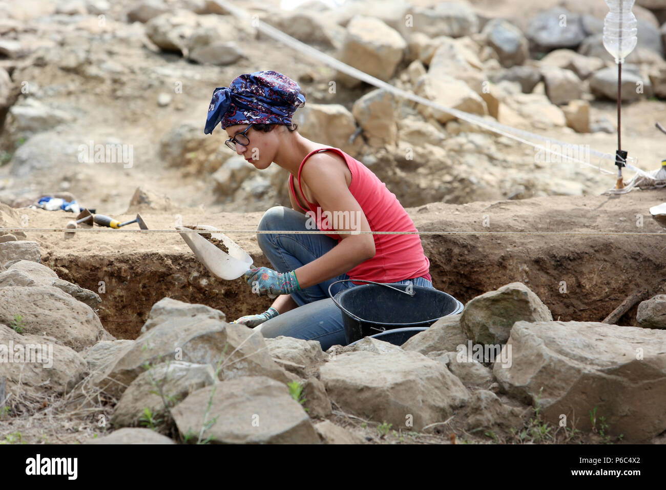 Il lago di Bolsena, Italia, archeologo lavora in un etrusca sito archeologico Foto Stock