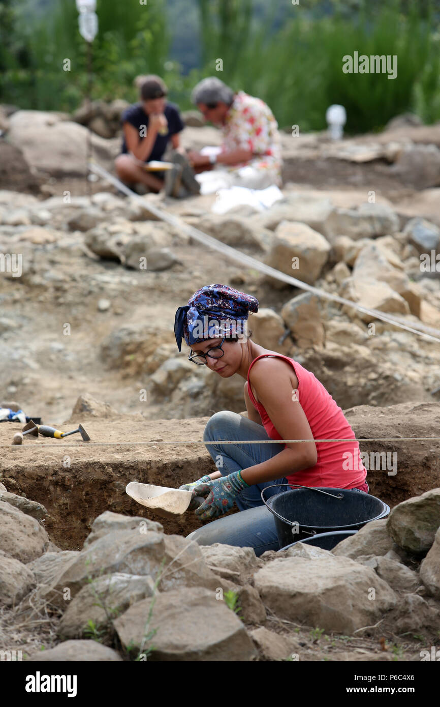 Il lago di Bolsena, Italia, gli archeologi lavorano in un etrusca sito archeologico Foto Stock