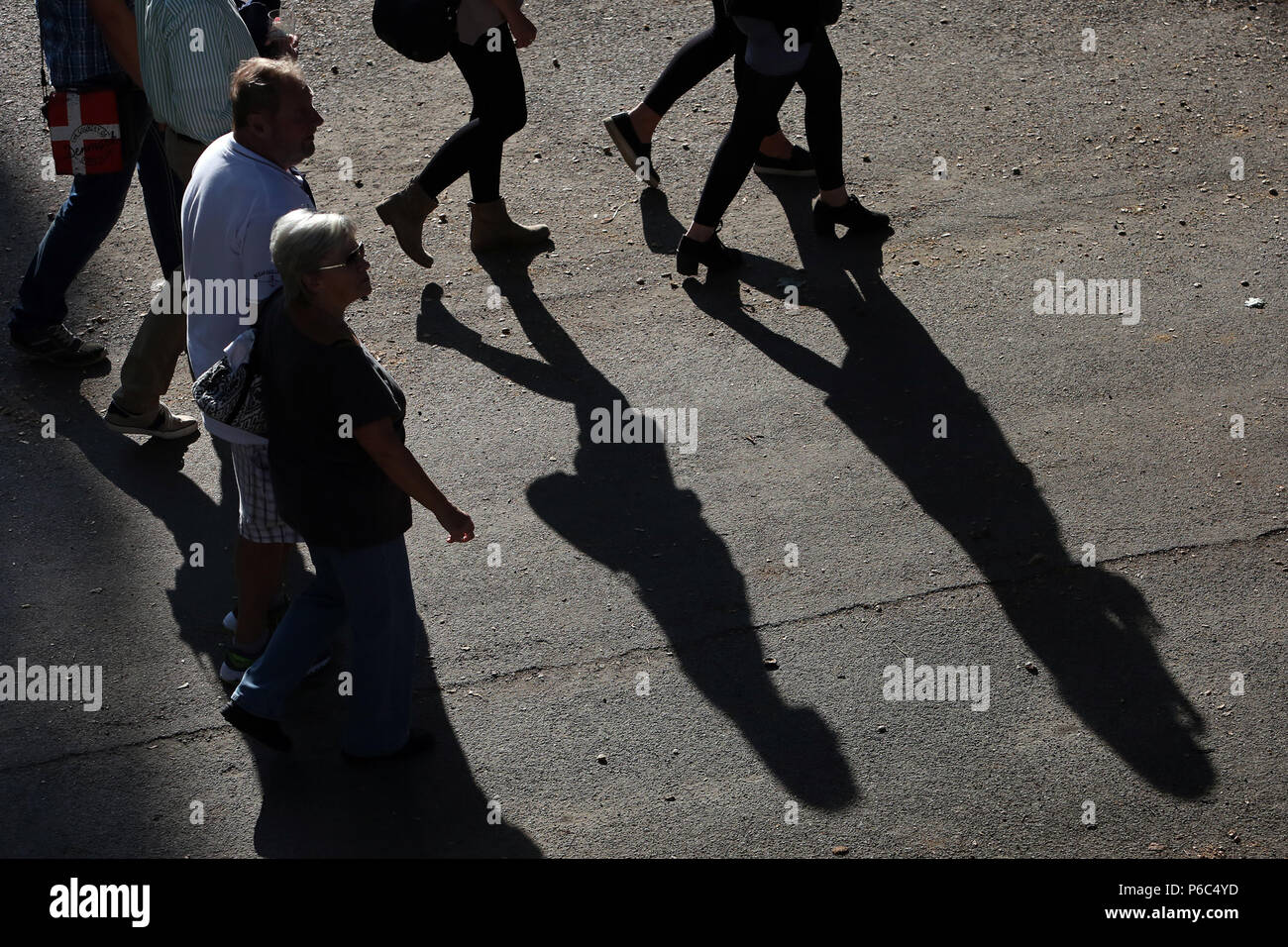 A Dresda, persone gettano un'ombra sul terreno Foto Stock