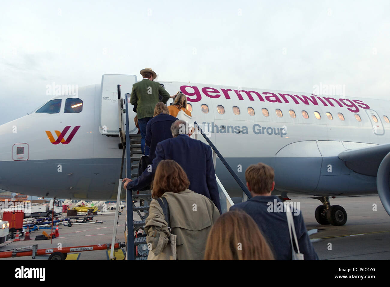 Berlino, Germania - i viaggiatori a bordo di un aereo operato da Germanwings Foto Stock