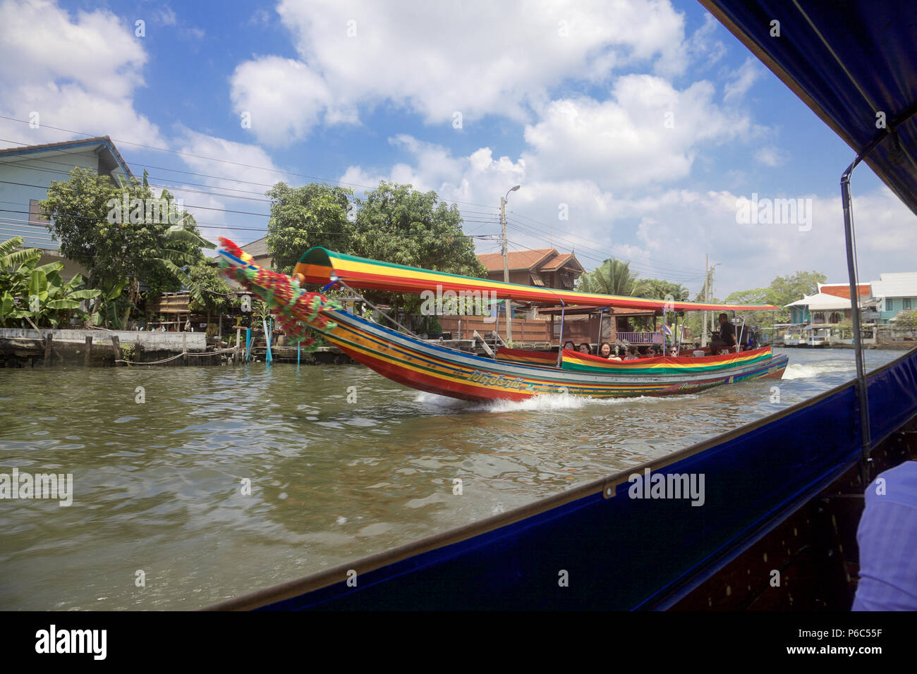 Una barca turistica sul Fiume Chao Phraya. Bangkok, Thailandia Foto Stock