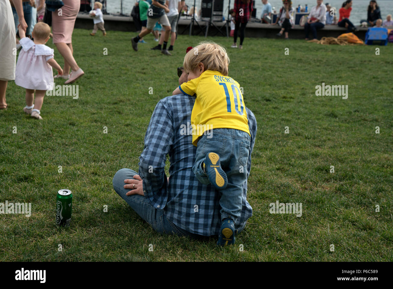 I bambini giocavano sul prato in Battery Park City's Wagner Park durante l annuale svedese Festival di mezza estate, che ha avuto luogo il 22 giugno 2018. Foto Stock