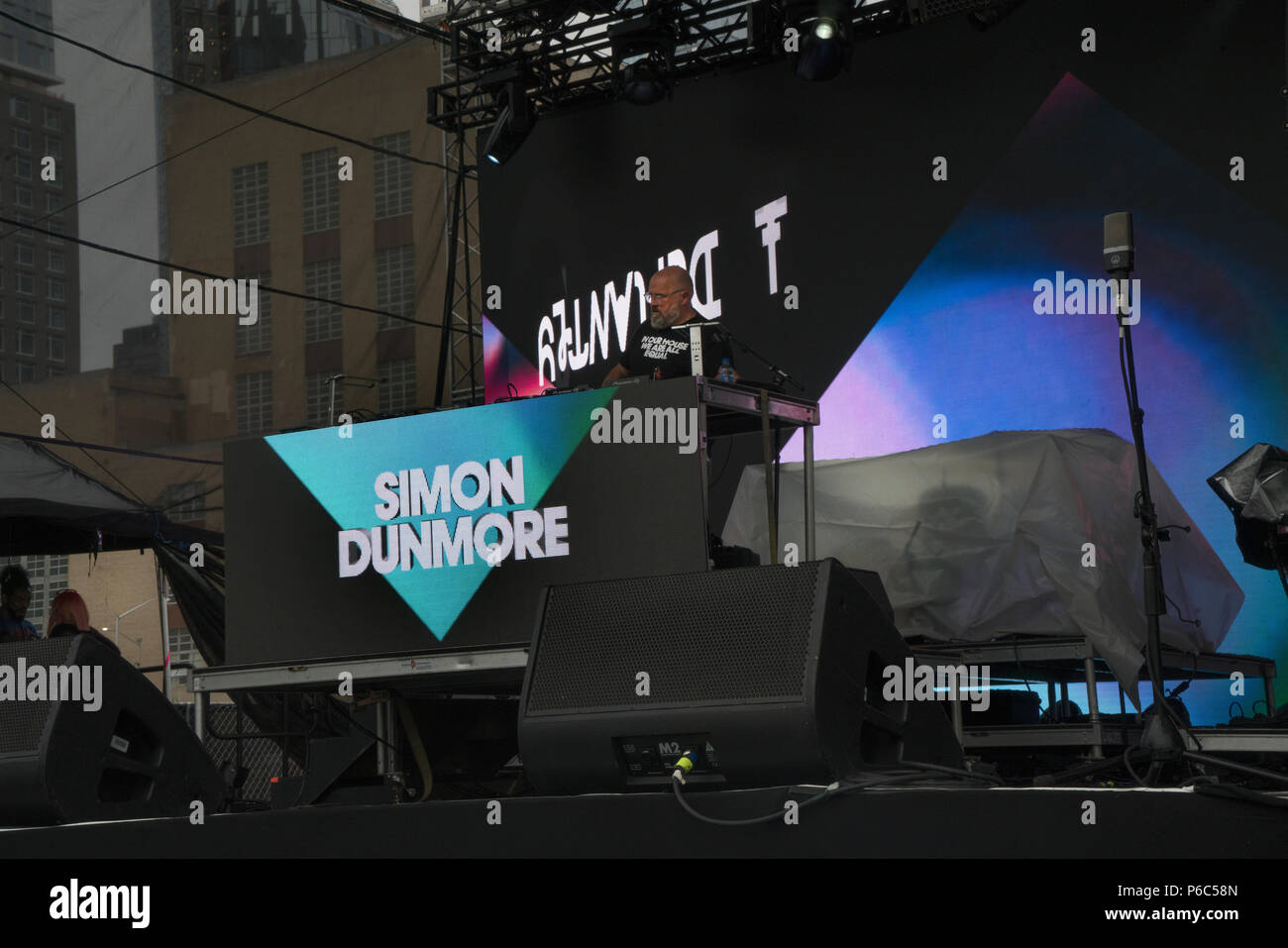 Simon Dunmore provvisto di musica da ballo presso l'isola di orgoglio su Pier 97, parte del 2018 Gay Pride feste come presentato dal patrimonio di orgoglio. Foto Stock