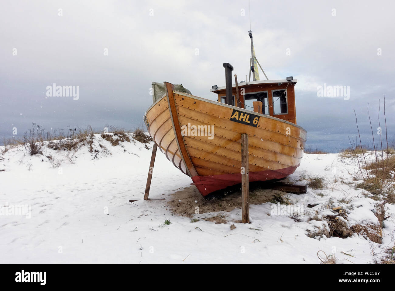 Ahlbeck, la Germania, la barca di legno è sulla spiaggia in inverno Foto Stock
