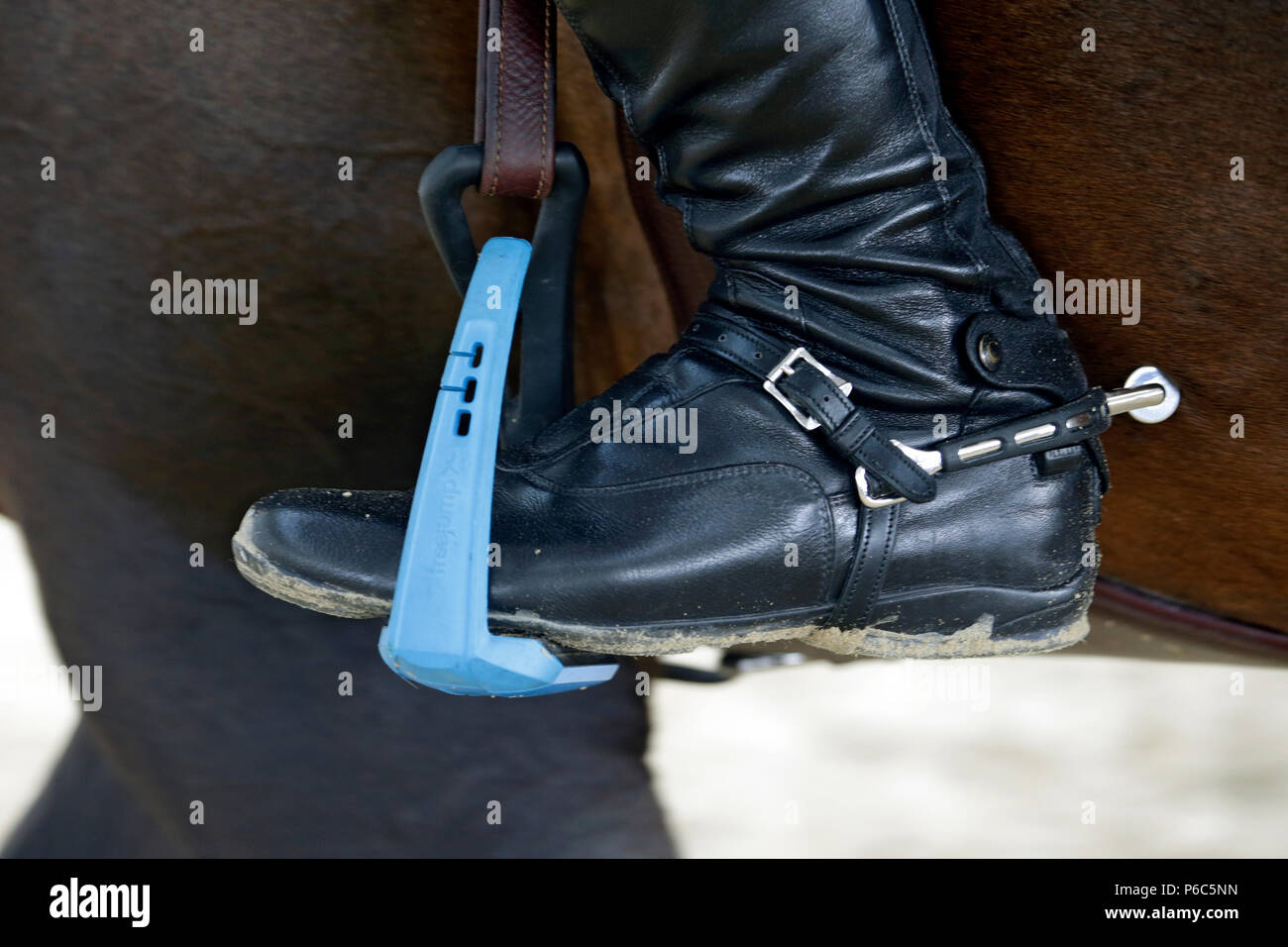 Doha, stivali da cavallo con sperone in una piattaforma di sicurezza Foto Stock