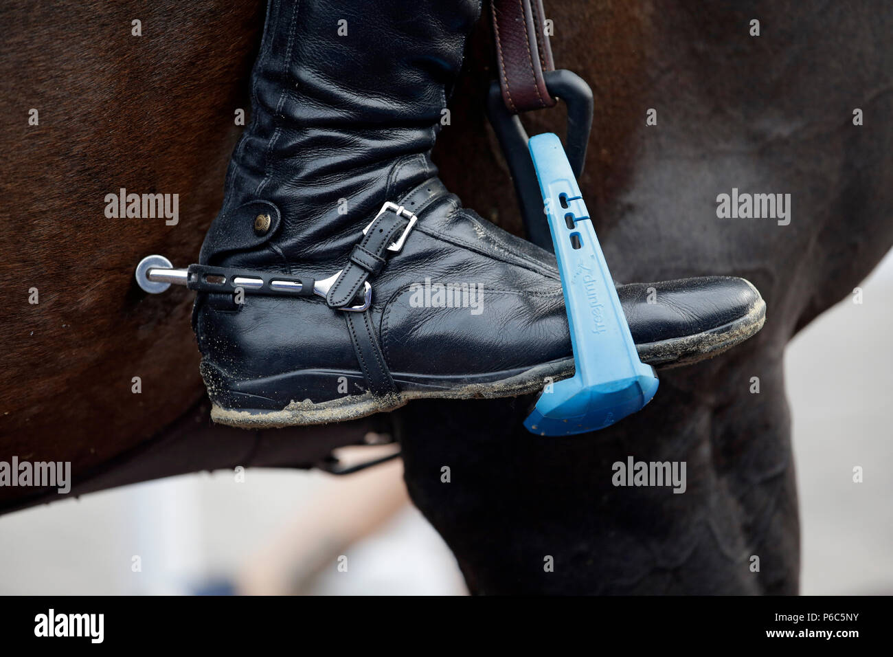 Doha, stivali da cavallo con sperone in una piattaforma di sicurezza Foto Stock