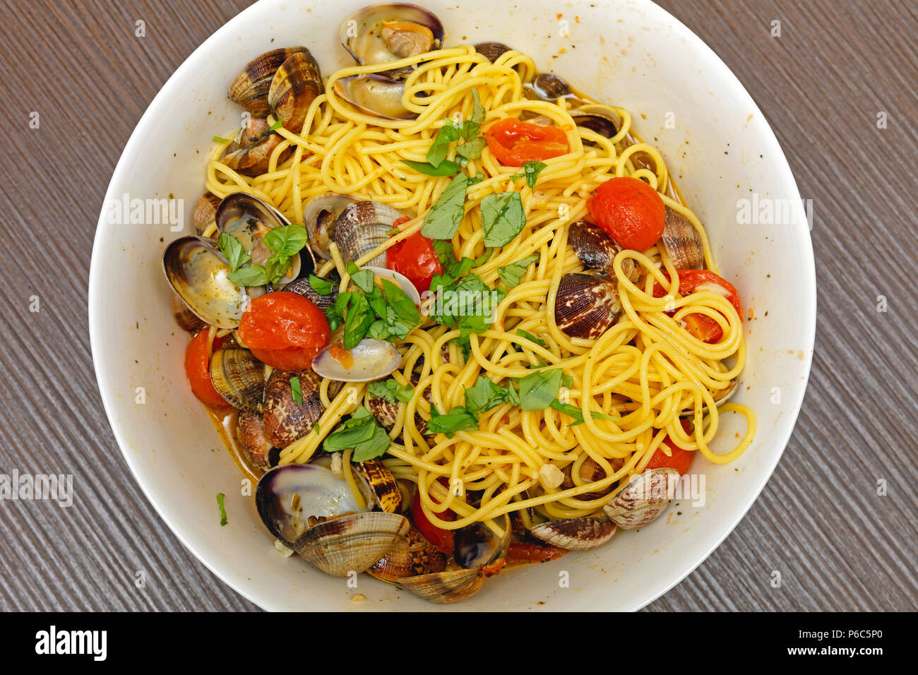 Spaghetti vongole con pomodorini Cucina Italiana pasto Foto Stock