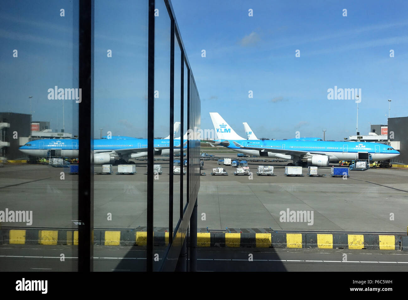 Amsterdam, Paesi Bassi, KLM Airbus A330 sul piazzale dell'aeroporto di Schiphol Foto Stock