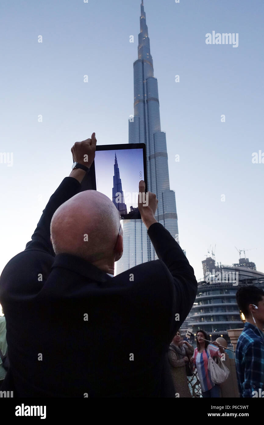 Dubai, Emirati arabi uniti, uomo fotografie il Burj Khalifa con la sua i-pad Foto Stock