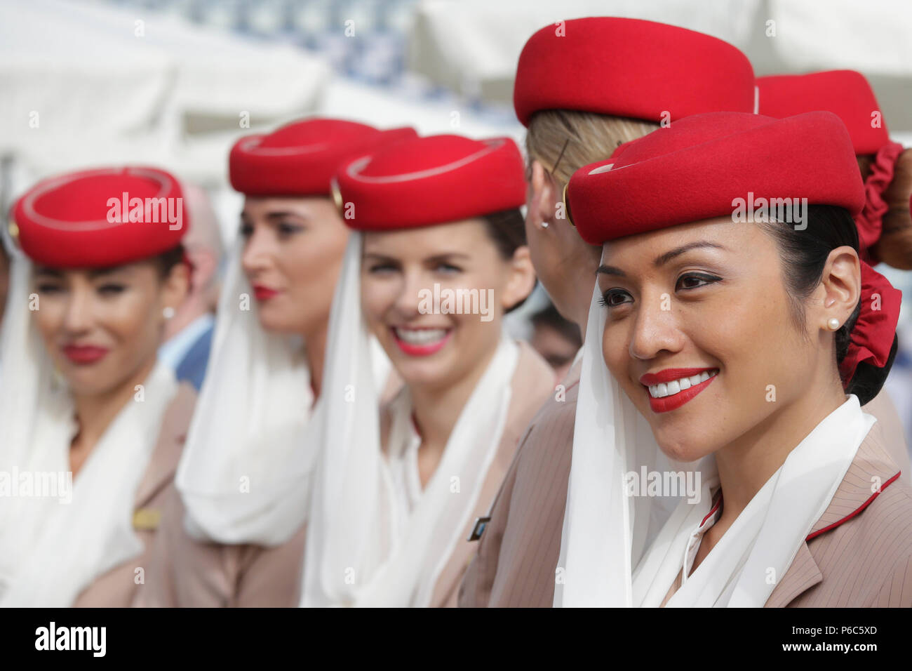 Dubai, Emirati arabi uniti, hostess della compagnia aerea Emirates Foto Stock