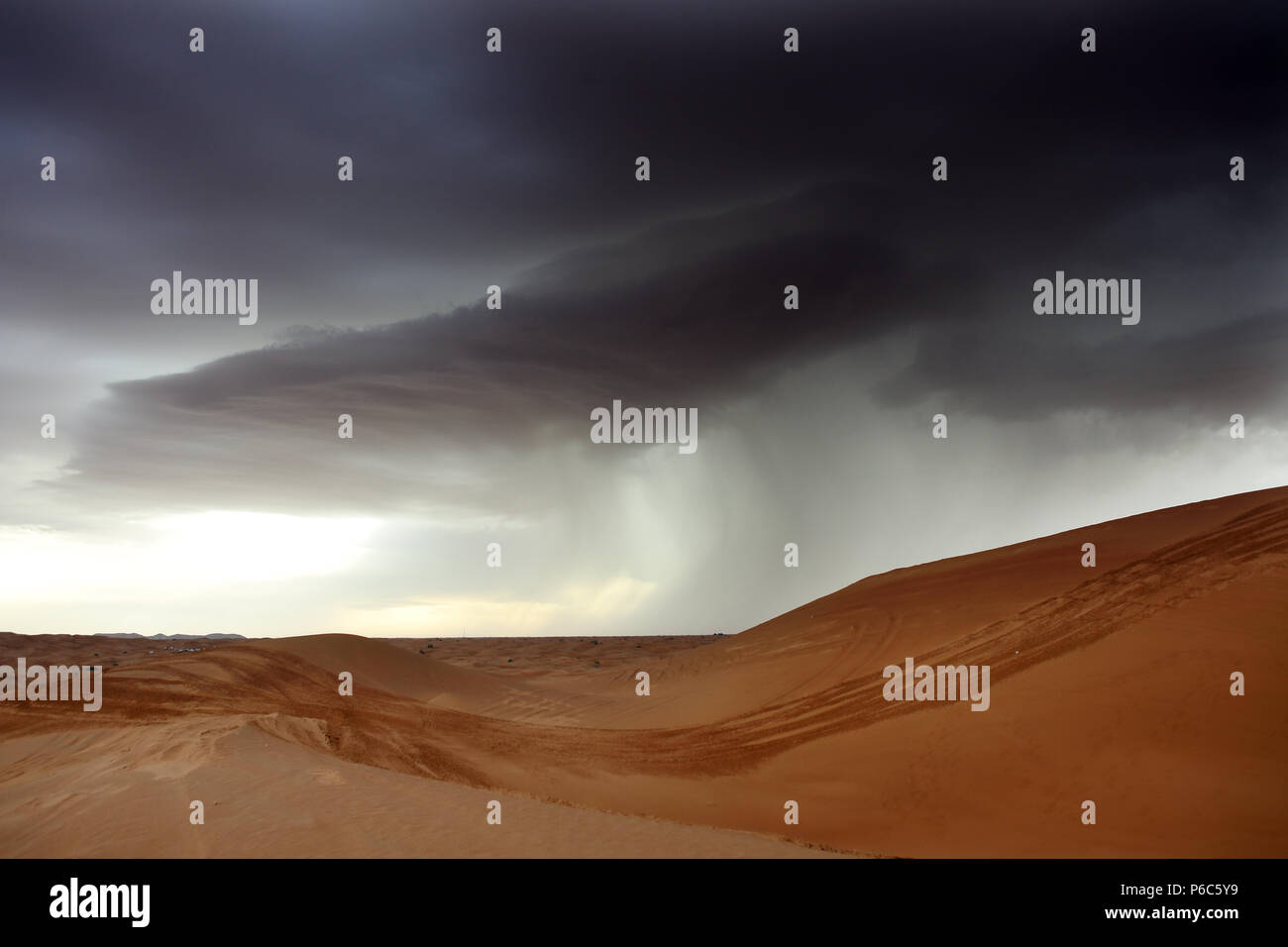 Dubai, Emirati arabi uniti, pioggia nel deserto Foto Stock