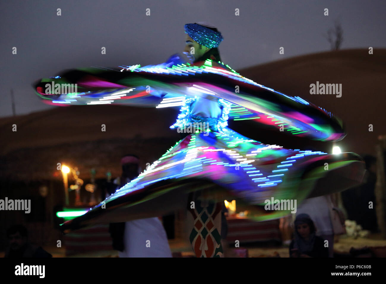 24.03.2017, Dubai, Emirati arabi uniti, folklore orientale ballerina mostra una danza rotante Foto Stock