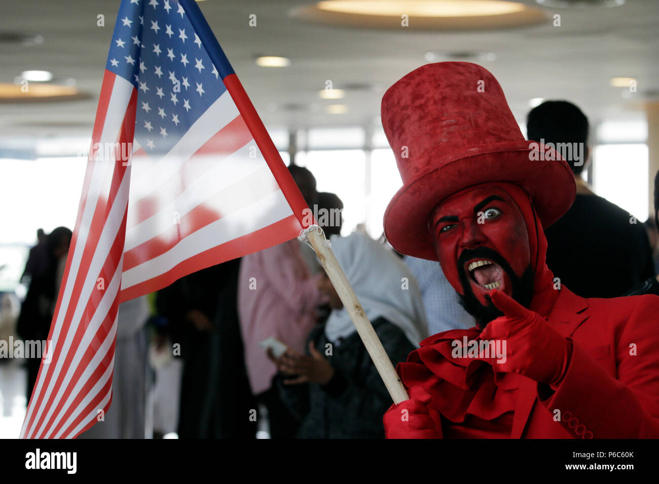 Dubai, dipinto di rosso uomo con la bandiera nazionale degli Stati Uniti Foto Stock