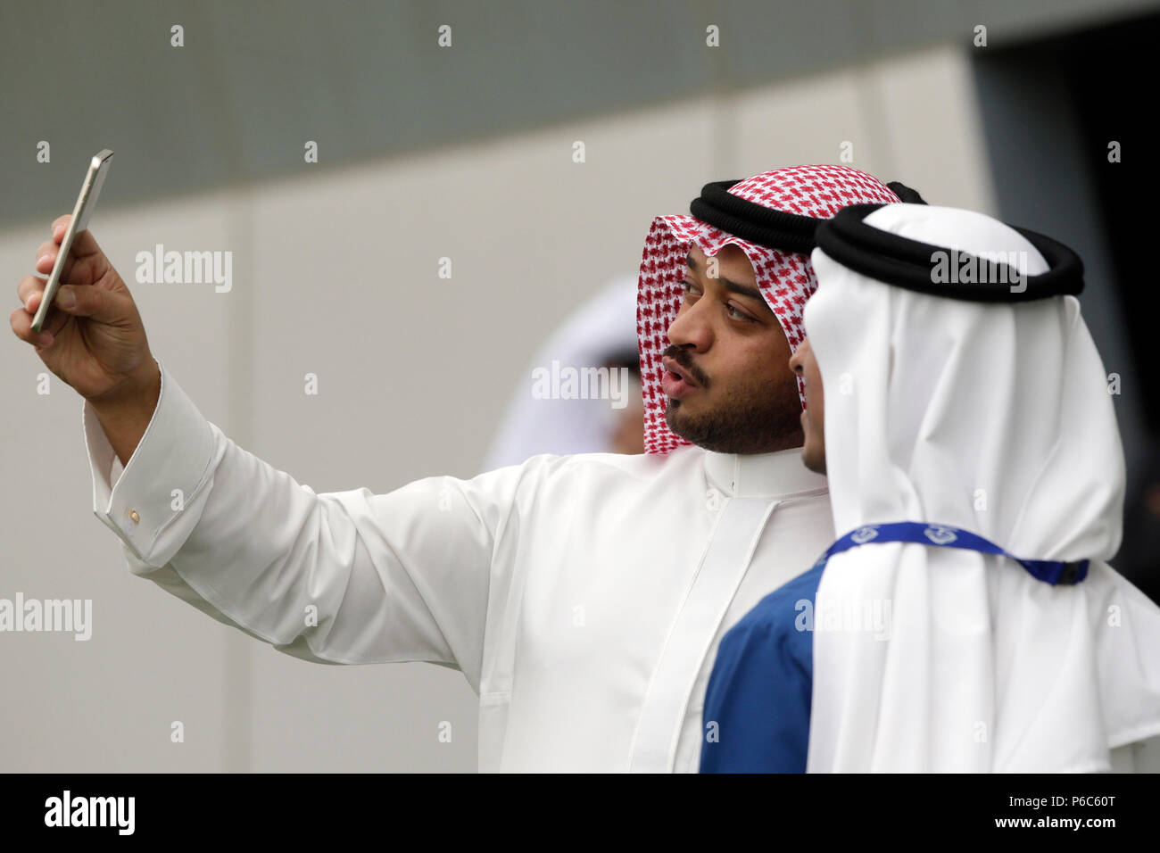 Dubai, uomini in costume arabi fare un selfie Foto Stock