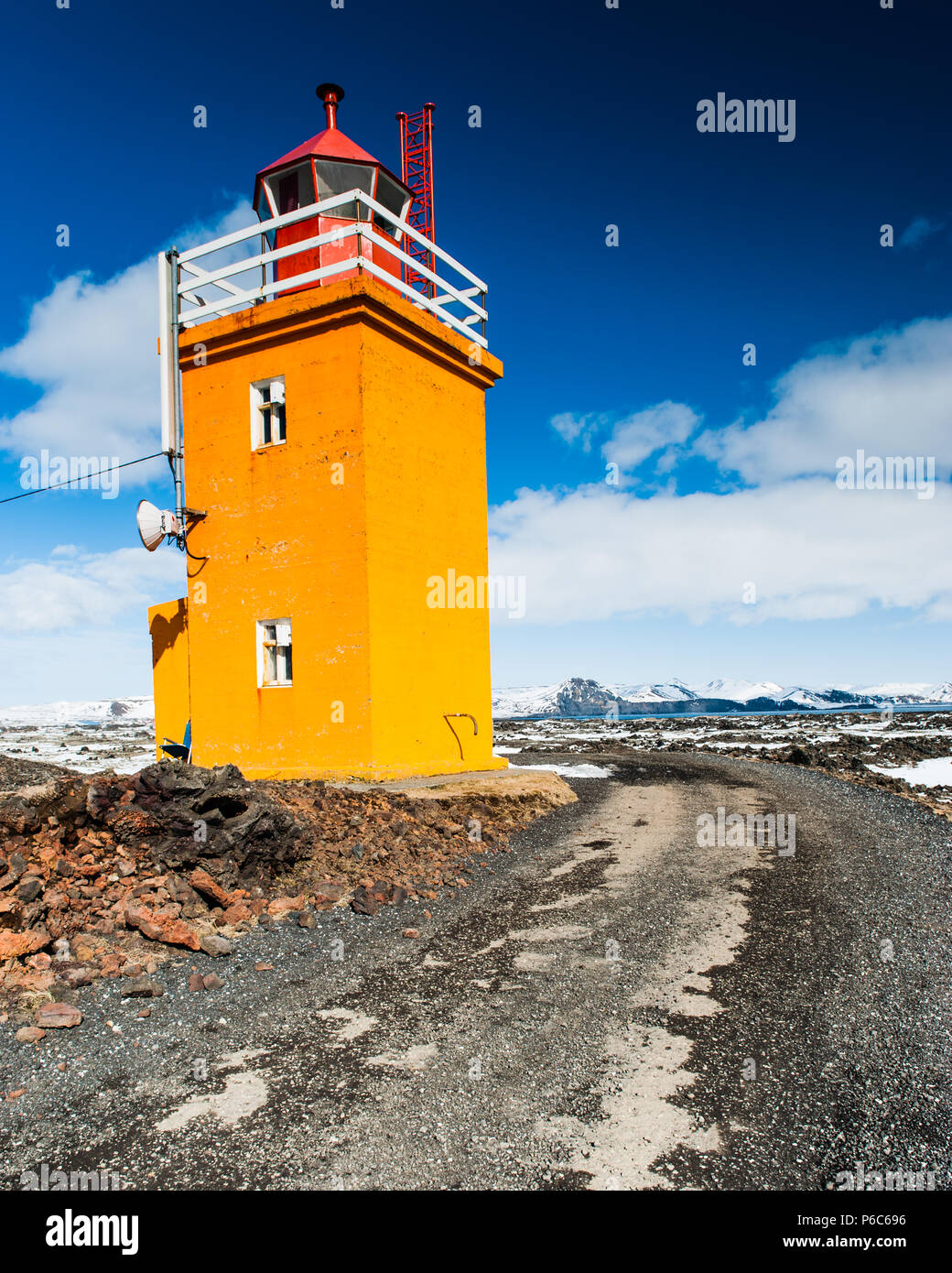 Famoso arancio suggestivo Faro di Grindavik nave cimitero ricoperto di contrasto elevato e colori vivd in buone condizioni meteorologiche, Islanda aprile 2018 Foto Stock