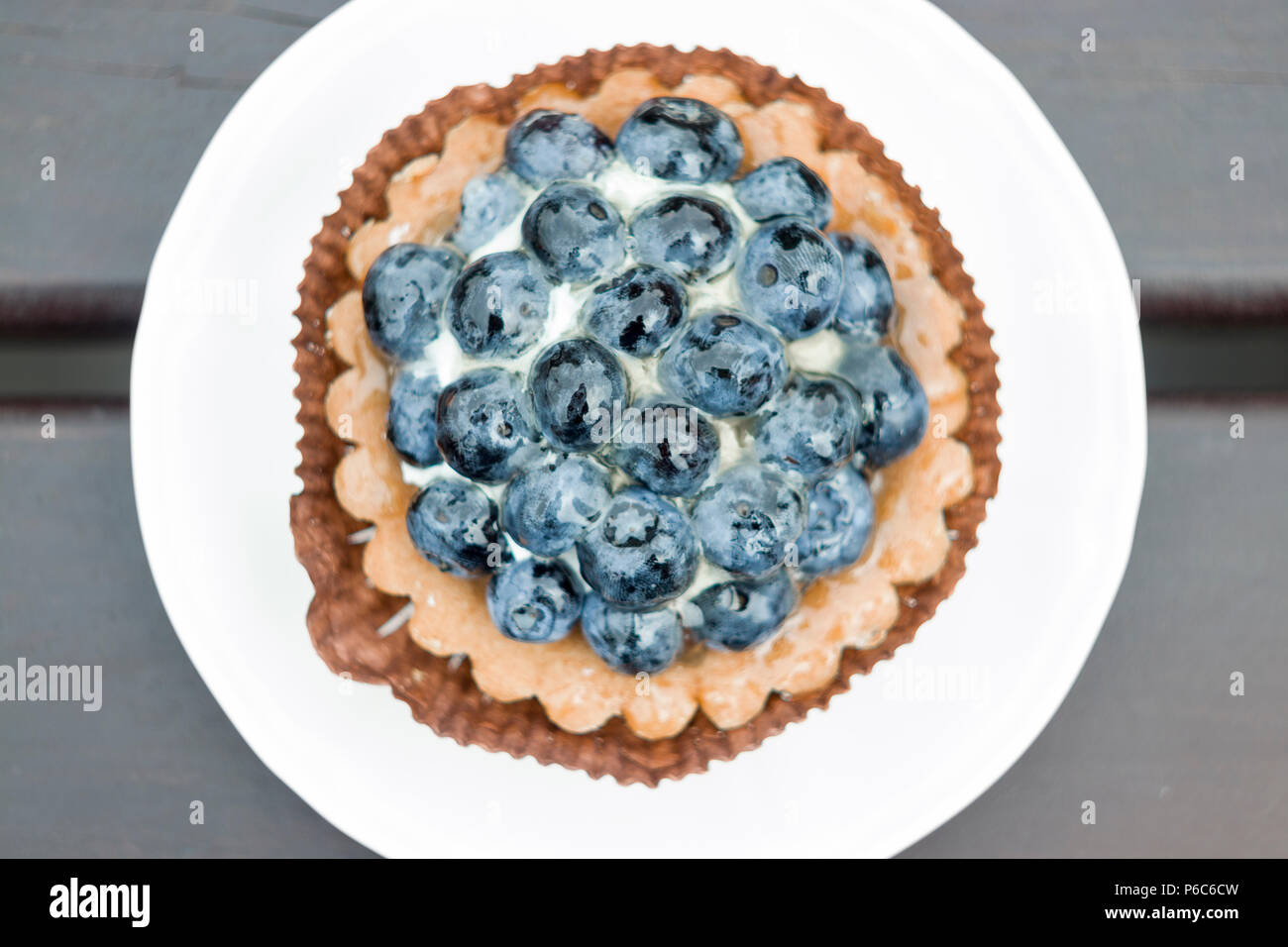 Torta dolce con mirtilli sulla tavola di close-up. Foto Stock Torta dolce con mirtilli sulla tavola di close-up. Foto Stock