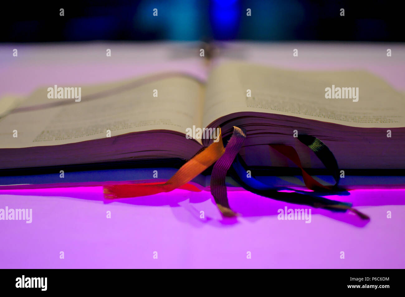 Libro di massa sull altare con luci e una croce al di fuori della messa a fuoco Foto Stock