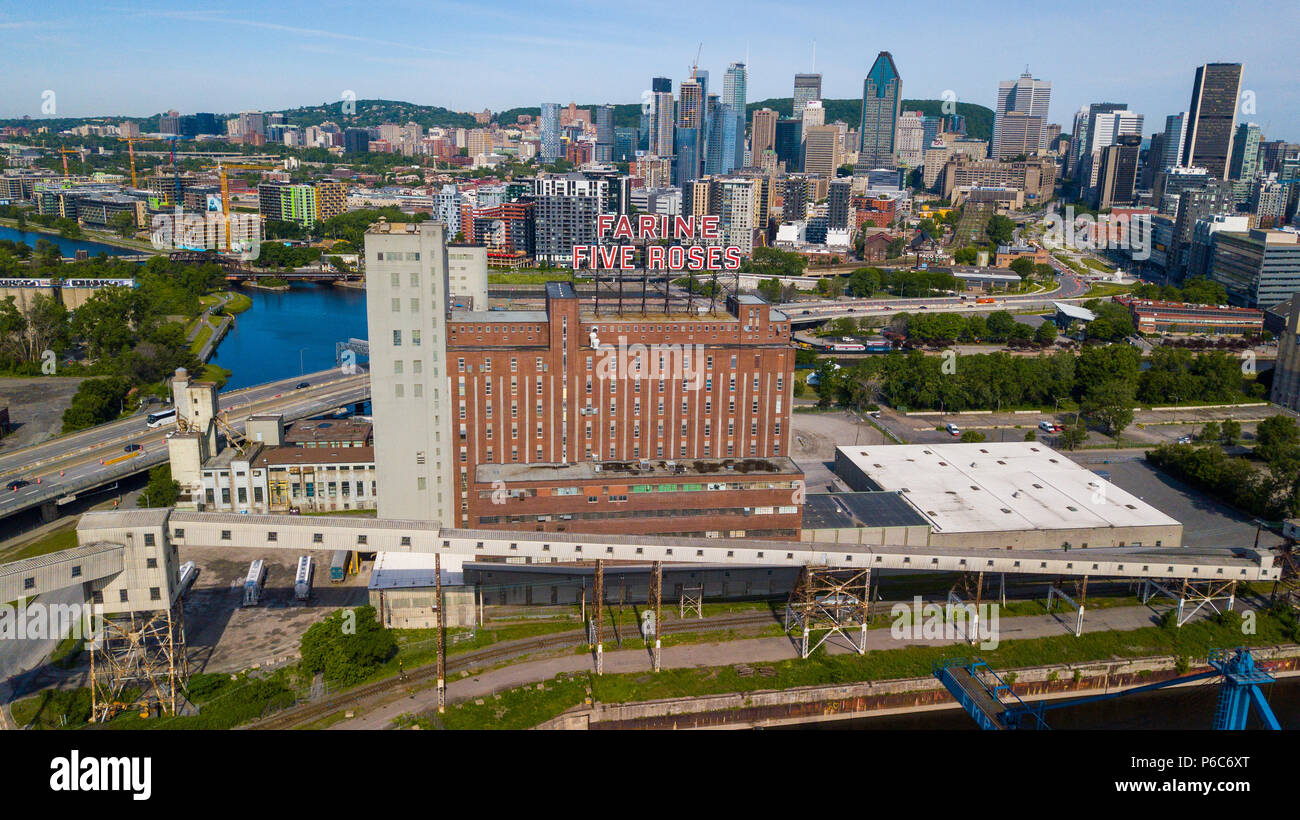 Farine di Cinque Rose segno e downtown skyline della città, Montreal, Canada Foto Stock
