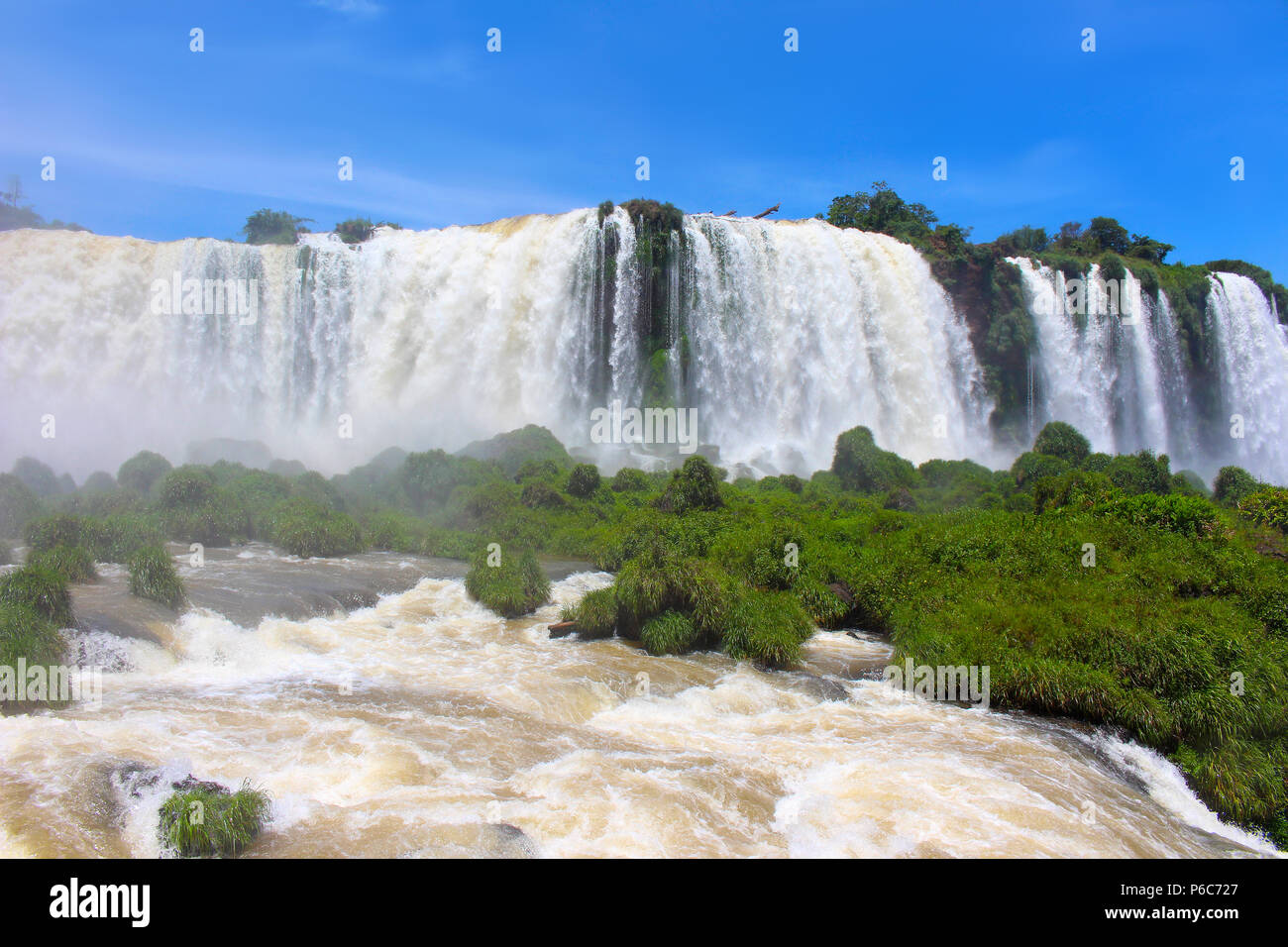 Cascate di Iguassù o Iguaçu Falls sono le cascate del fiume Iguazu sul confine argentino della provincia di Misiones e dello stato brasiliano di Paranà, Foto Stock