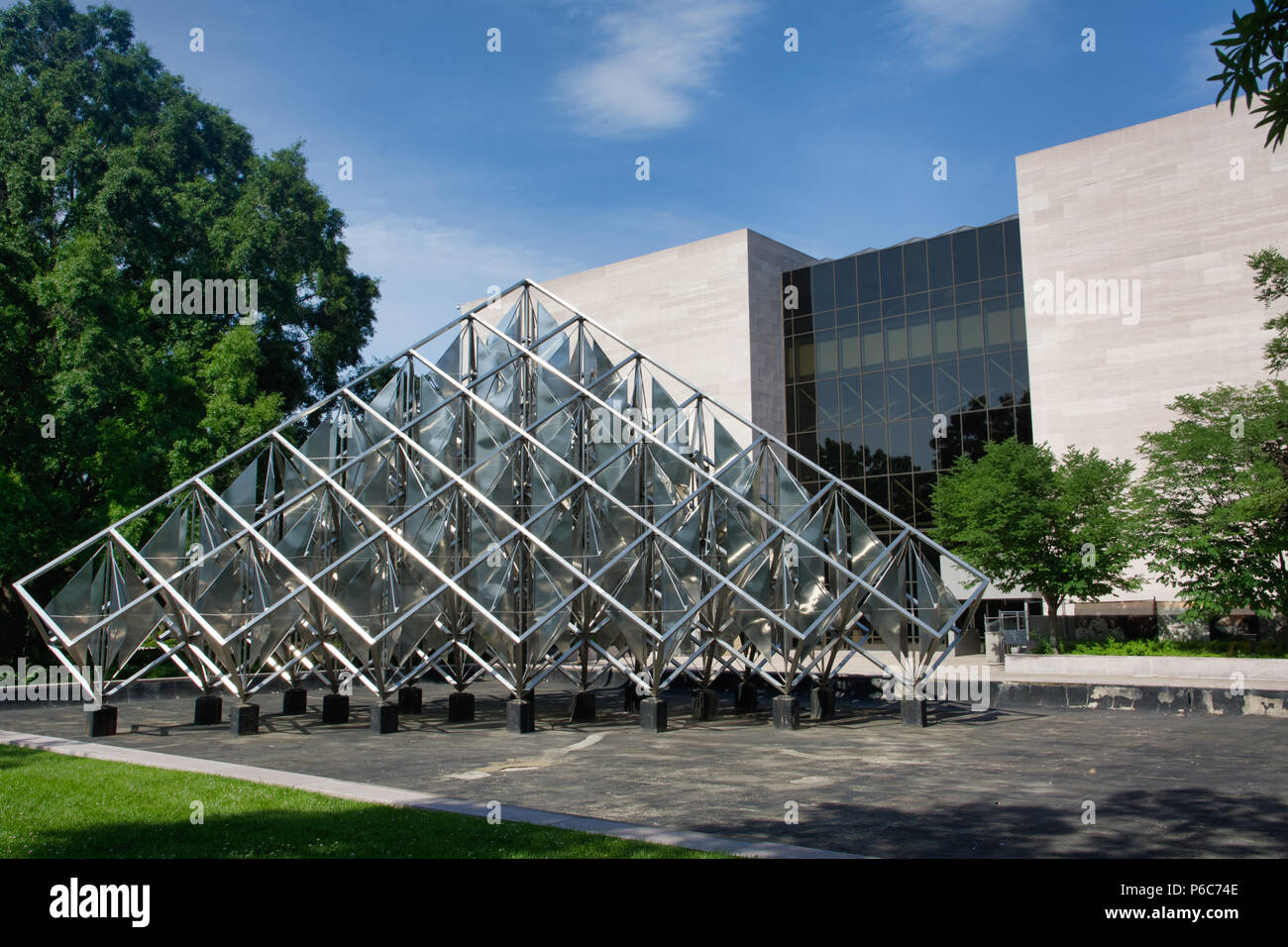Una scultura di metallo al di fuori del Museo Nazionale dell'aria e dello spazio di Washington, il Distretto di Columbia, Stati Uniti d'America Foto Stock