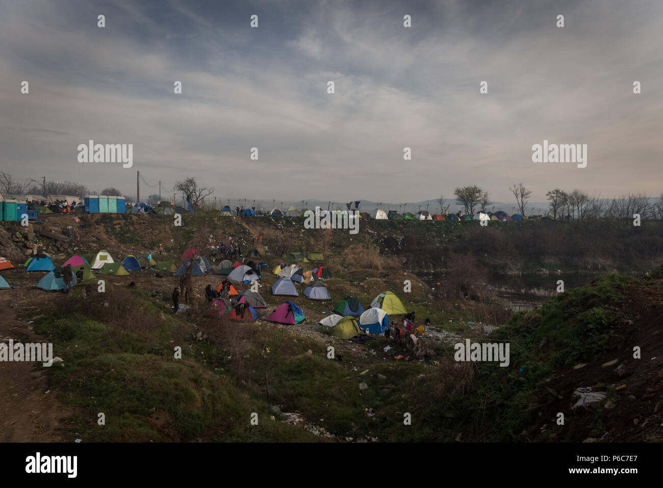 Una panoramica generale mostra una parte di un campo di fortuna per i migranti e i rifugiati di frontiera Greek-Macedonian vicino al villaggio greco di Idomeni. Foto Stock